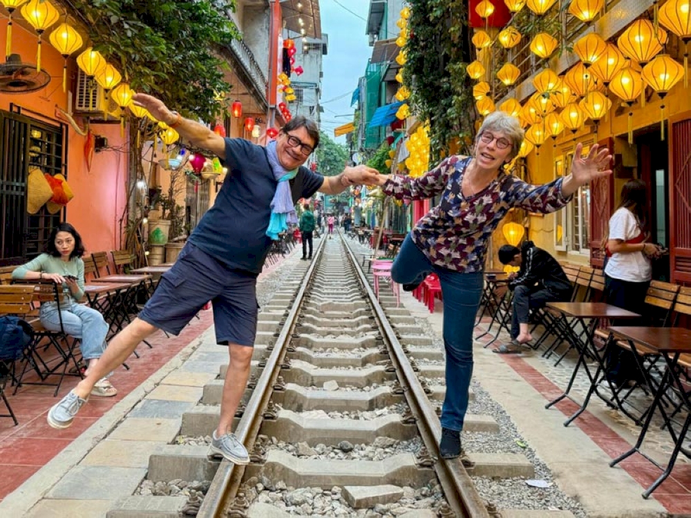 Be creative and capture unique photos at Hanoi Train Street (Source: Internet)